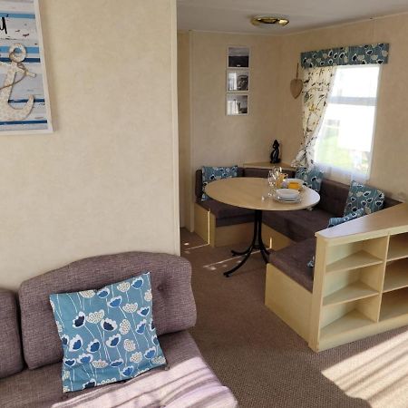 341 Family Caravan At Marine Holiday Park, Sleeps 6 Hotel Rhyl Bagian luar foto