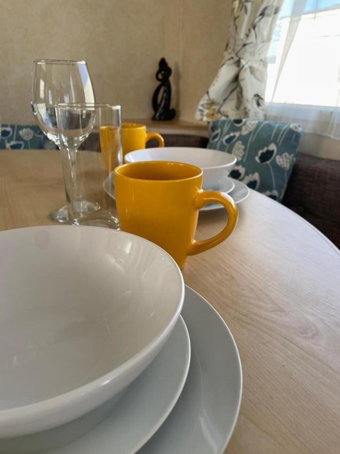 341 Family Caravan At Marine Holiday Park, Sleeps 6 Hotel Rhyl Bagian luar foto