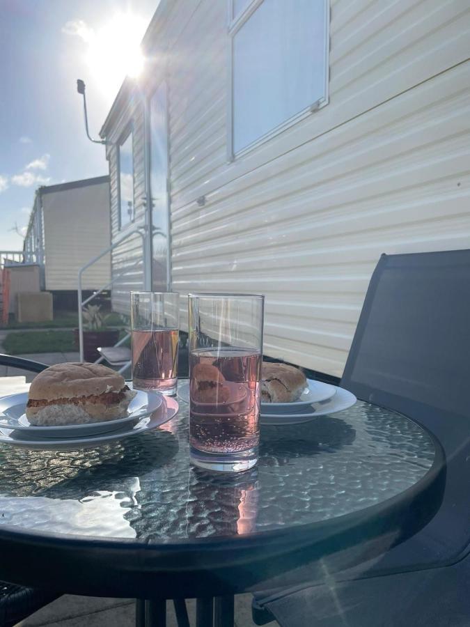 341 Family Caravan At Marine Holiday Park, Sleeps 6 Hotel Rhyl Bagian luar foto