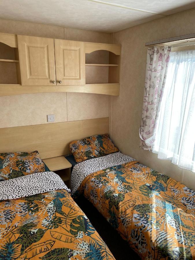 341 Family Caravan At Marine Holiday Park, Sleeps 6 Hotel Rhyl Bagian luar foto